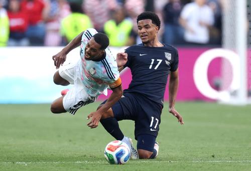 Tielemans jugó lo noventa minutos del duelo ante Estados Unidos. Aquí recibe una falta de Tillman, quien anotó el descuento para el anfitrión. (Foto: AFP)