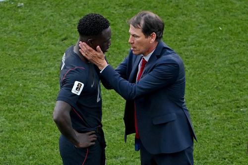 El técnico del cuadro belga platicó con Balogun tras el encuentro. (Foto: AFP)