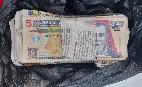 Al sindicado se le sorprendió cuando recogía un paquete que simulaba Q11 mil de extorsión. (Foto: PNC)