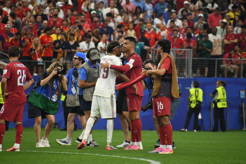 El abrazo entre Cristiano Ronaldo y Lamine Yamal. (Foto: Rudy Martínez)