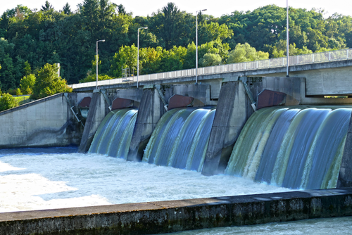 El impulso de energía renovable forma parte de la modernización económica y reduce la dependencia de combustibles fósiles importados. (Foto: Canva/Soy502)