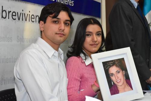 María Mercedes y Roberto José, hijos de Cristina Siekavizza recuerdan a su madre Cristina. (Foto: Estuardo Paredes/Colaborador)