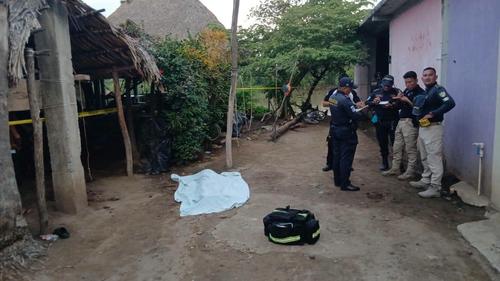 El cuerpo de la víctima quedó en el patio de la vivienda. (Foto: Rudy López)