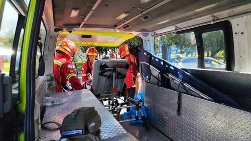 La mujer fue trasladada a un centro asistencial para recibir la atención médica correspondiente. (Foto: CMB)