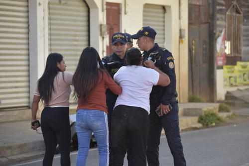 Familiares llegaron al lugar de los hechos a reconocer a las víctimas. (Foto: Marzy Ruiz/Colaboradora)