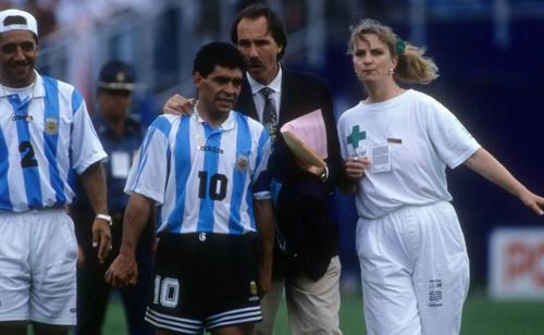 La famosa foto cuando una enfermera se lleva a Maradona. (Foto: Agencias)