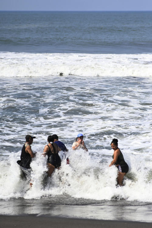 Familias completas disfrutan del mar. (Foto: Ángel Revolorio/Colaborador)