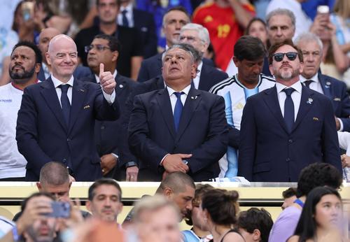 Infantino con Chiqui Tapia en un partido del Mundial. (Foto: AFP)