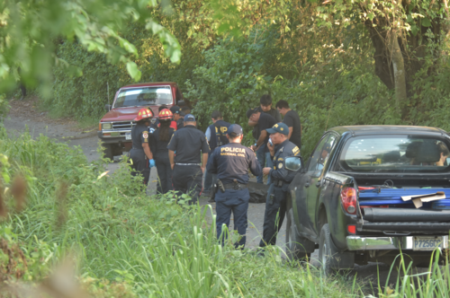 Las autoridades investigan el múltiple crimen ocurrido esta tarde. (Foto: Romario Aguilar/Colaborador)
