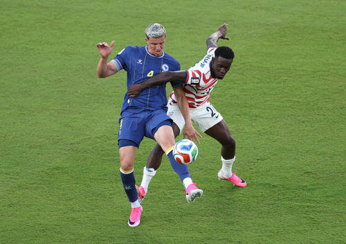 La acción por la que el ariete fue expulsado en el partido ante Bosnia y Herzegovina. (Foto: AFP)