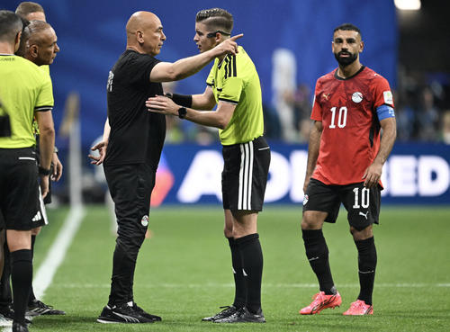 El seleccionador egipcio aseguró que las decisiones arbitrales influyeron en el resultado. (Foto: AFP)