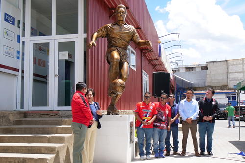 Recientemente se develó una estatua en honor al máximo ídolo del deporte quetzalteco, Mario Camposeco. (Foto: Archivo)