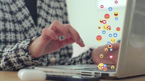 Los emojis son útiles para expresar emociones y añadir tono a los mensajes de texto. (Foto: Shutterstock)