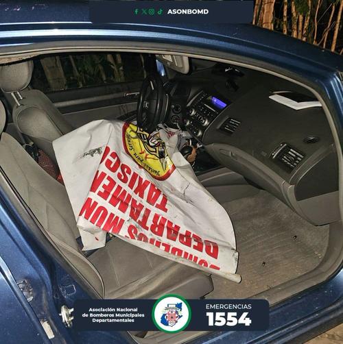 El cuerpo fue localizado dentro del vehículo. (Foto: Bomberos Municipales Departamentales)