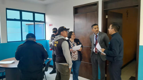 Autoridades allanaron el establecimiento donde laboraba el señalado. (Foto: Maynor Mérida)