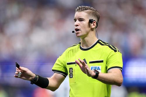 El francés François Letexier es árbitro internacional desde el 2017 y es considerado uno de los referís de élite en la UEFA. (Foto: AFP)