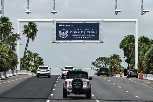 Trump se convirtió en el primer presidente estadounidense activo en darle su nombre a un aeropuerto. (Foto: AFP)