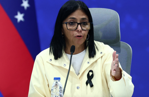 Delcy Rodríguez, presidente interina, pidió la liberación de recursos bloqueados para apoyar la recuperación tras el desastre. (Foto: AFP)