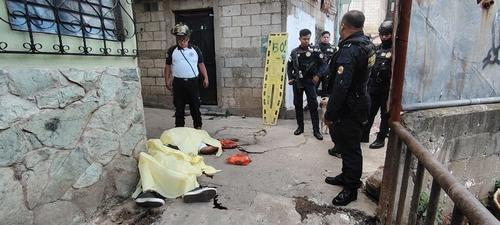 Un hombre murió tras ser atacado a balazos en el asentamiento Candelaria, zona 18. (Foto: CVB)
