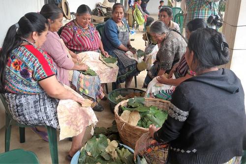 Las mujeres preparan los tamalitos envueltos en hojas para la fiesta. (Foto: Carlos Sotz/Colaborador)