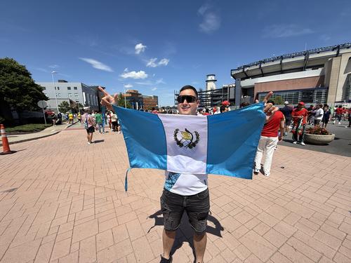 ¡De Esquipulas para el mundo! Herbert Duarte dijo presente en la victoria francesa. (Foto: Pedro Mijangos)