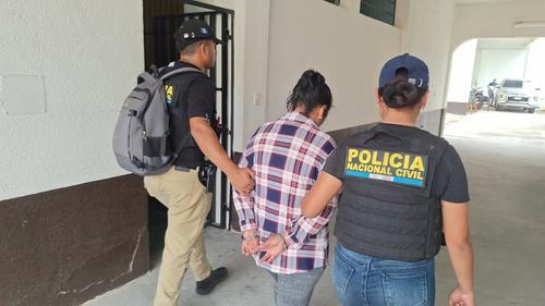 La otra detenida es Sandra "N" y ambas fueron trasladadas al juzgado correspondiente. (Foto: PNC