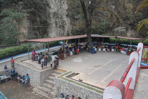 El lugar cuenta con áreas de cocina y mesas para que los turistas puedan cocinar. (Foto: Carlos Sotz/Colaborador)