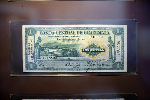 Billete de un quetzal que circulaba en 1936. (Foto: Sandra Sebastián/Colaborador)
