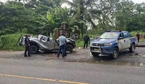 El vehículo quedó destruido. (Foto: redes sociales)