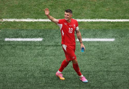 Xhaka acumula 399 pases, con un 90% de precisión. Además, registra 10 intentos de ruptura de líneas con un acierto del 60%. (Foto: AFP)