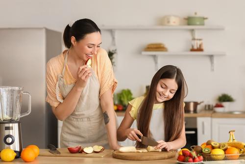 Junto a tus hijos pueden preparar el desayuno. (Foto: Shutterstock)