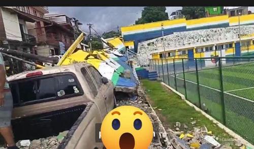 El estadio El Tumbador sufrió daños tras una fuerte tormenta. (Foto: Redes sociales)