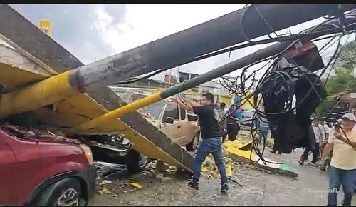 Un poste de tendido eléctrico cayó sobre uno de los vehículos. (Foto: Redes sociales)
