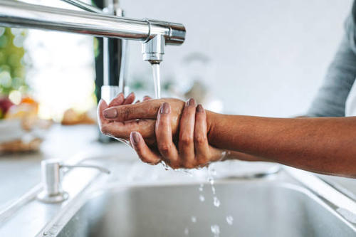 Entre las recomendaciones a tomar en cuenta está lavarse las manos y rostros constantemente. (Foto ilustrativa: iStock)