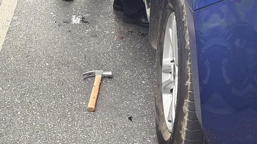 Un martillo quedó tirado a un costado del vehículo atacado. (Foto: Cortesía)