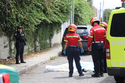 Bomberos maniobraron para salvar a la víctima pero debido a las heridas ya había perdido la vida. (Foto: CMB)