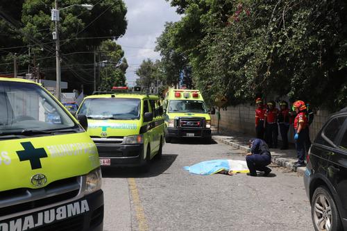 La Policía Nacional Civil resguarda el área en espera del Ministerio Público. (Foto: CMB)