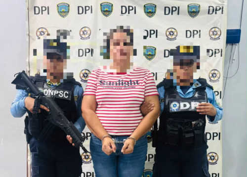 La docente fue capturada tras la agresión hacia la menor. (Foto: Infobae/Policía Nacional UDEP 18 Yoro)