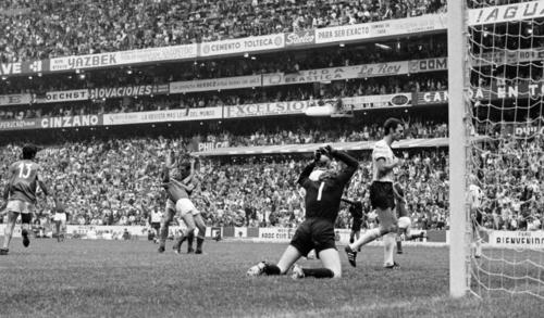 Al fondo, la algarabía por el gol de Gianni Rivera que le dio la victoria a Italia sobre Alemania. (Foto: FIFA)