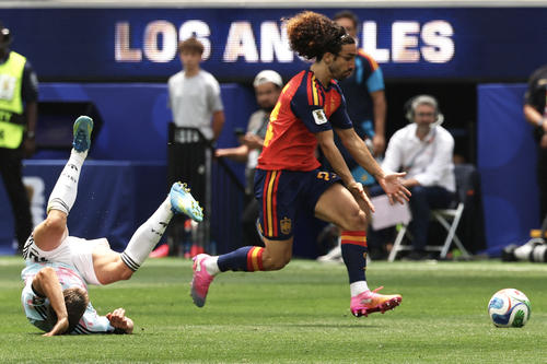La continuidad de Cucurella ha impedido que Alejandro Grimaldo sume minutos en el Mundial. (Foto: AFP)