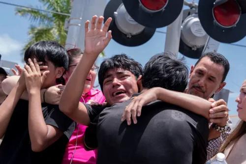 Su arresto fue frente a sus hijos y demás familia, quienes expresaron indignación de las irregularidades por parte de la autoridad para llevarlo a cabo. (Foto vía: The Palm Beach Post)