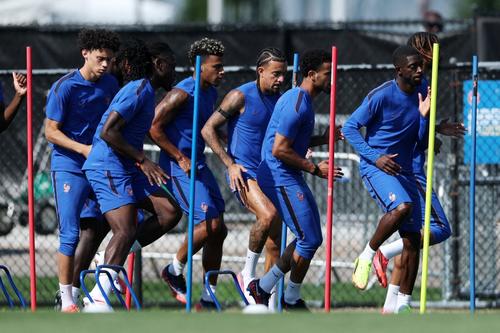 Les Bleus suman 2,020 desmarques para recibir el balón, 594 a la espalda de la defensa, 651 entre líneas y 775 por delante de la defensa. (Foto: AFP)