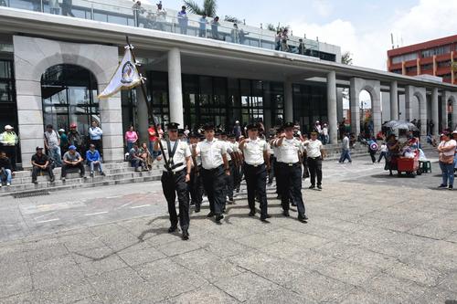 Agentes de la PNC ingresan a la Plaza de la Constitución durante la conmemoración del 29 aniversario de dicha institución. (Foto: Edgar Pocón/Colaboración)
