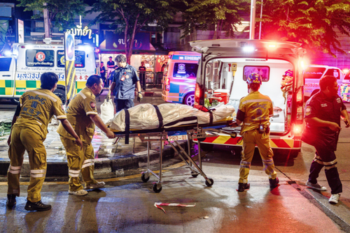Socorristas se alistan para trasladar a una víctima del incendio que dejó como saldo 27 muertos en Bangkok. (Foto: AFP/Soy502)