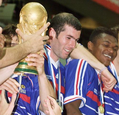 Francia levantó su primera Copa del Mundo como anfitriona tras vencer a Brasil en la final de 1998. (Foto: redes sociales)