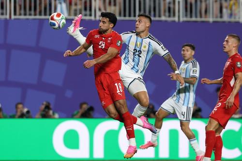 Argentina completó 629 pases de los 716 que sumó en total. Suiza, por su lado, completó 404 de los 476 acumulados. (Foto: AFP)