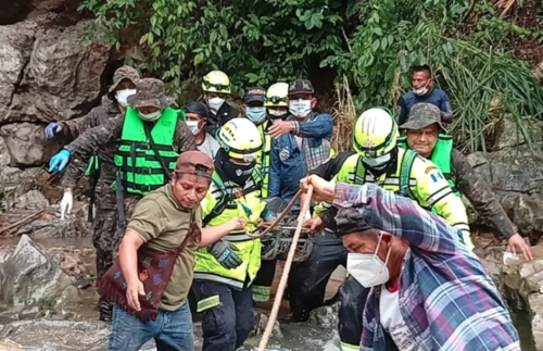 Los rescatistas realizaron técnicas de rescate con cuerdas, parihuela y linternas para efectuar la extracción de manera segura. (Foto: ASONBOMD)