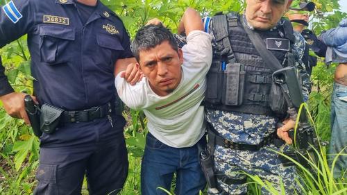 Los capturados trataron de huir luego que su vehículo de escape presetara fallas mecánicas. (Foto: PNC El Salvador)