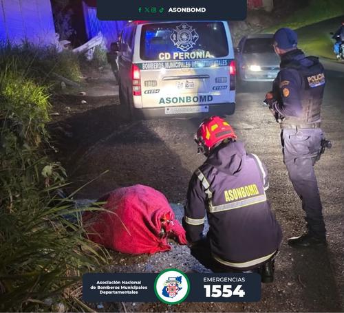 Se constató que el bulto se tratad del cuerpo de una mujer. (Foto: Asonbomd)