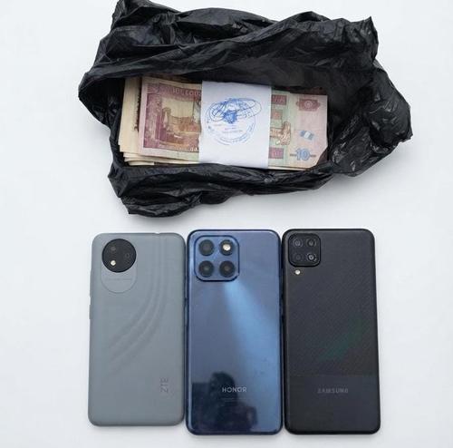 Las autoridades incautaron el paquete que simulaba Q15 mil de extorsión y tres celulares. (Foto: PNC)